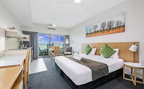 '18Th In The Clouds' Cbd Resort Living With Pool